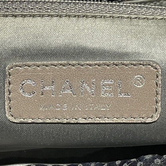 CHANEL Black Leather Shoulder Bag - Picture 5 of 9